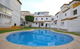 Agradable adosado con piscina, duchas hidromasaje
